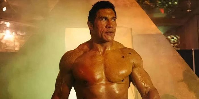 Dwayne Johnson, thường được biết đến với những vai diễn hành động mạnh mẽ, nay thử sức trong một vai diễn đầy chiều sâu trong The Smashing Machine của đạo diễn Benny Safdie