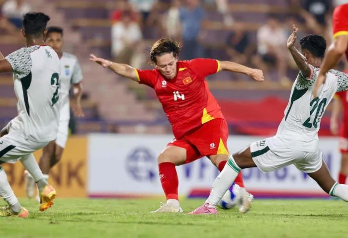 Viktor Lê giải tỏa áp lực ở U23 Việt Nam bằng bàn thắng trận gặp U23 Bangladesh. Ảnh: Hoàng Linh
