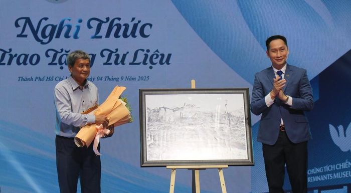 Trao tặng hiện vật, tư liệu cho Bảo tàng Chứng tích Chiến tranh. Ảnh: Thu Hương - TTXVN