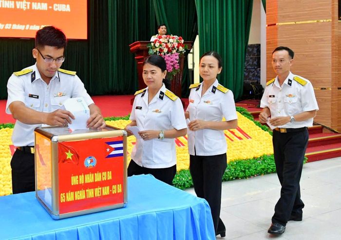 Cán bộ, chiến sĩ Trung tâm Huấn luyện, Vùng 2 Hải quân ủng hộ nhân dân Cuba