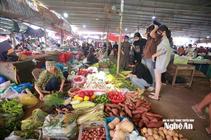 Rau xanh ở các chợ tăng giá mạnh. Ảnh: T.P