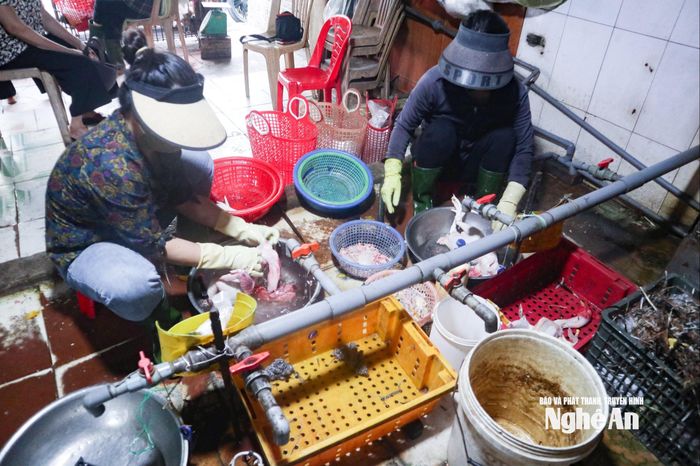Dịch vụ làm gà cúng đắt khách dịp Rằm tháng Bảy. Ảnh: T.P