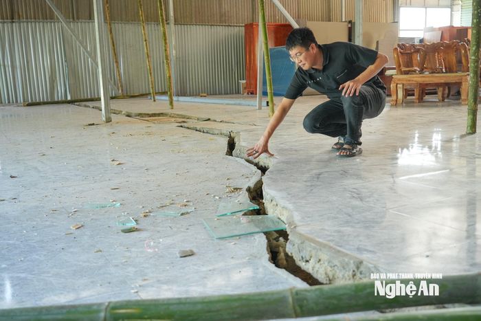 Những vết nứt do sạt lở đất trong nhà anh Trần Văn Hải. Ảnh: Thành Cường