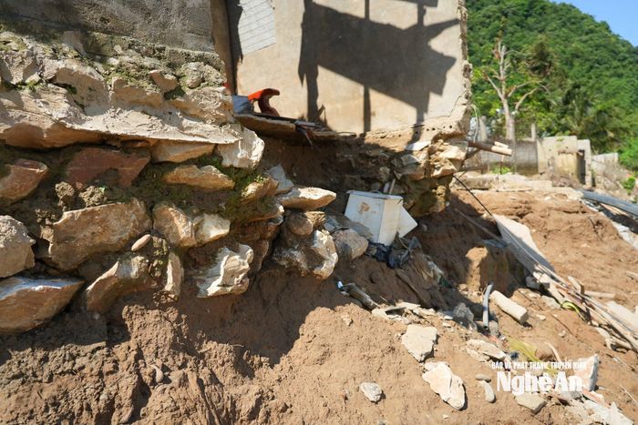 Nhiều ngôi nhà ở thôn Vĩnh Hoàn có nguy cơ cao đổ xuống sông Lam. Ảnh: Thành Cường