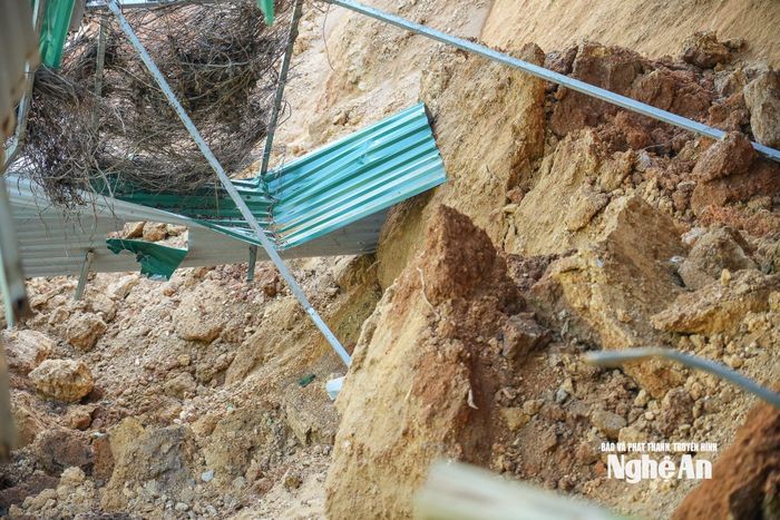 Sạt lở đất đã kéo một phần nhà ở của gia đình xuống sông Lam. Ảnh: Thành Chung