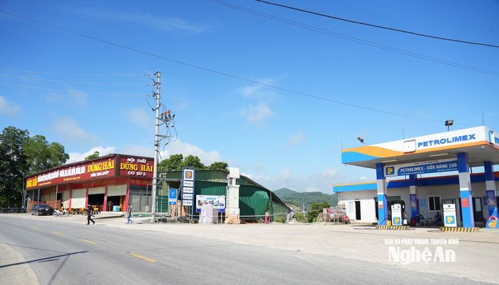 Khu vực nhà anh Hải và trạm xăng dầu có thể "rớt" xuống sông Lam bất cứ lúc nào. Ảnh: Thành Chung