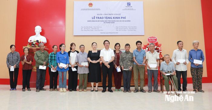 CEO Trần Văn Lê luôn dành tâm sức cho các chương trình thiện nguyện, quỹ khuyến học, khuyến tài, đến những căn nhà tình nghĩa, những suất học bổng trao tay...