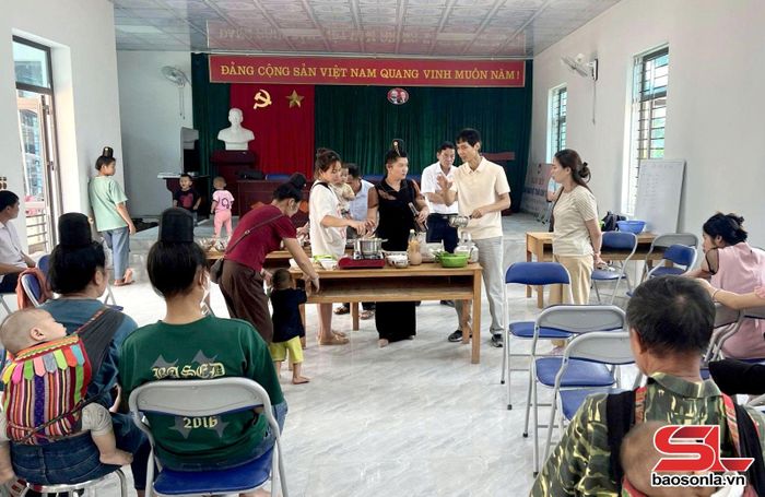 Ban thực hiện dự án xã Pắc Ngà tổ chức hướng dẫn các bà mẹ thực hành dinh dưỡng nuôi con nhỏ.