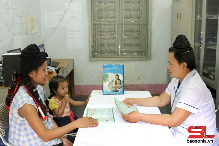 Trạm Y tế xã Pắc Ngà tư vấn dinh dưỡng cho trẻ em.