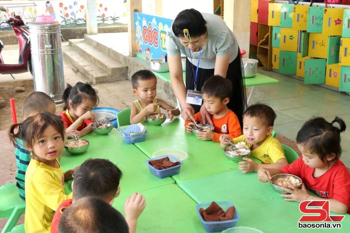 Bữa ăn bán trú tại Trường Mầm non Pắc Ngà.