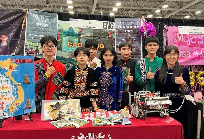 Em Nguyễn Quang Huy (thứ 3 từ phải sang) cùng đội “Chuyên CB” tham dự Giải vô địch thế giới VEX Robotics World Championship 2024 tổ chức tại Hoa Kỳ.