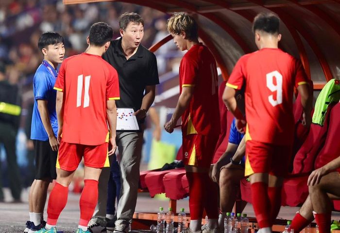 HLV Kim Sang Sik và đội tuyển U23 Việt Nam không chỉ nhắm tới mục tiêu giành vé tham dự VCK U23 châu Á 2026 mà còn cao hơn thế nữa. Ảnh: Hoàng Linh