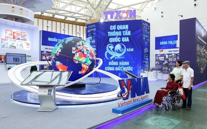 Một gia đình tri thức Hà Nội thăm quan Khu trưng bày của Thông tấn xã Việt Nam. Ảnh: Quốc Khánh - TTXVN
