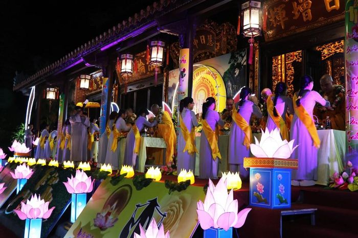 Nghi thức ở Lễ Vu Lan tại Tổ đình Tường Vân, phường Thủy Xuân, thành phố Huế. Ảnh: Nguyên Lý-TTXVN