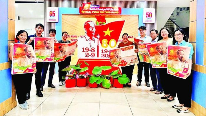 Giới trẻ Thành phố Hồ Chí Minh hân hoan đón nhận phụ san đặc biệt chào mừng Quốc khánh 2/9 của Báo Nhân Dân.