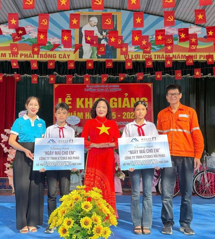  Công ty trao quà tại Trường THCS Hà Thượng. 