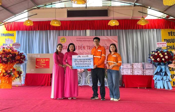  Tặng bình nóng lạnh cho Trường mầm non Tân Linh. 