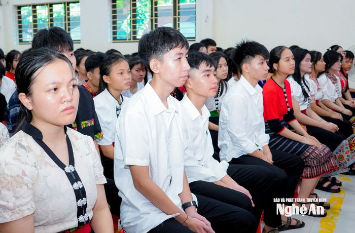 Các em học sinh Trường THPT Dân tộc nội trú Nghệ An tham dự lễ khai giảng năm học mới. Ảnh: Phạm Bằng