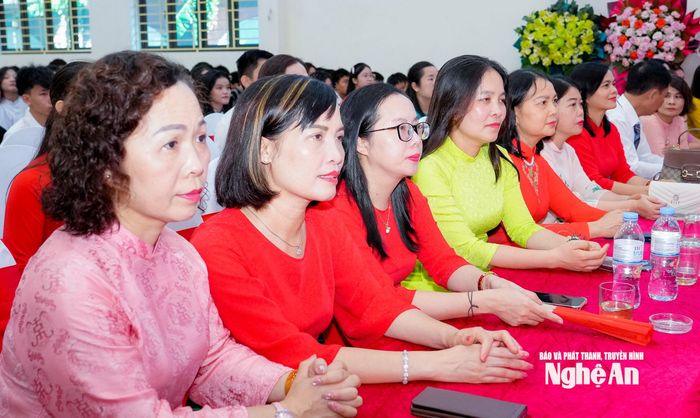 Giáo viên Trường THPT Dân tộc nội trú Nghệ An dự lễ khai giảng. Ảnh: Phạm Bằng