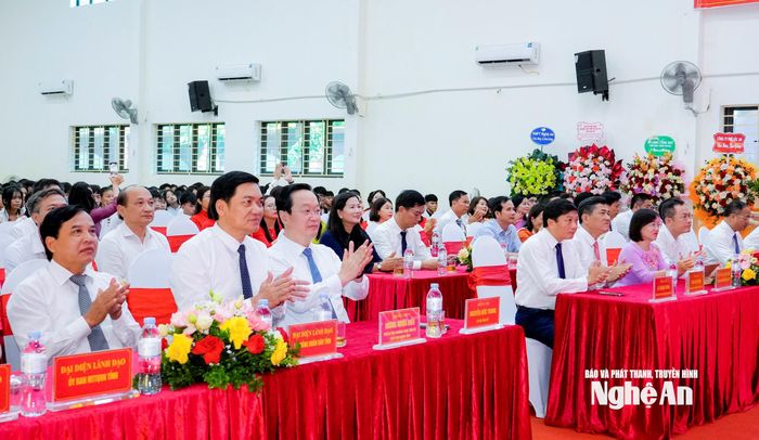 Các đồng chí lãnh đạo tỉnh Nghệ An tham dự lễ khai giảng năm học 2025-2026. Ảnh: Phạm Bằng