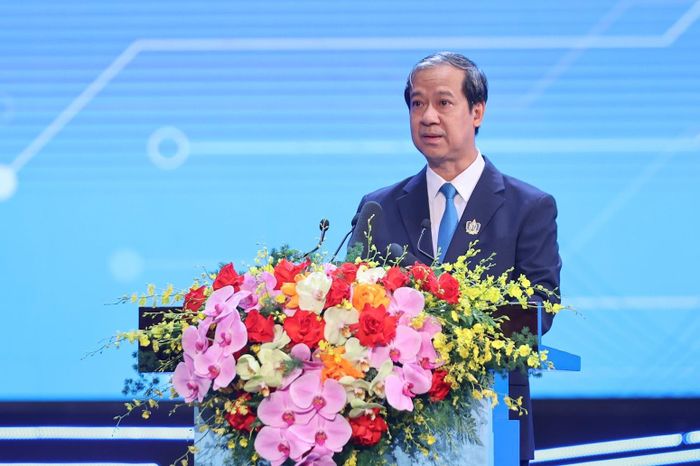 Bộ trưởng Bộ Giáo dục và Đào tạo Nguyễn Kim Sơn trình bày diễn văn kỷ niệm 80 năm truyền thống ngành Giáo dục và khai giảng năm học 2025-2026. Ảnh: baochinhphu.vn