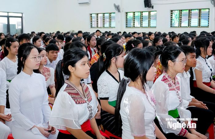 Các em học sinh Trường THPT Dân tộc nội trú Nghệ An tham dự lễ khai giảng năm học mới. Ảnh: Phạm Bằng