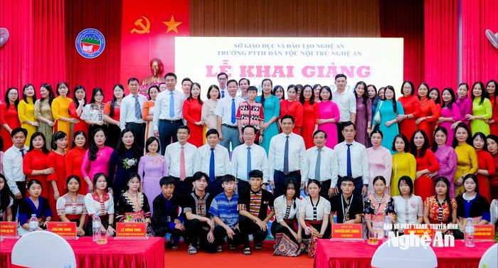 Các đồng chí lãnh đạo tỉnh, ban, sở, ngành chụp ảnh lưu niệm với giáo viên và học sinh Trường THPT Dân tộc nội trú Nghệ An. Ảnh: Phạm Bằng