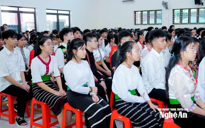 Các em học sinh học sinh Trường THPT Dân tộc nội trú Nghệ An tham dự lễ khai giảng năm học mới. Ảnh: Phạm Bằng
