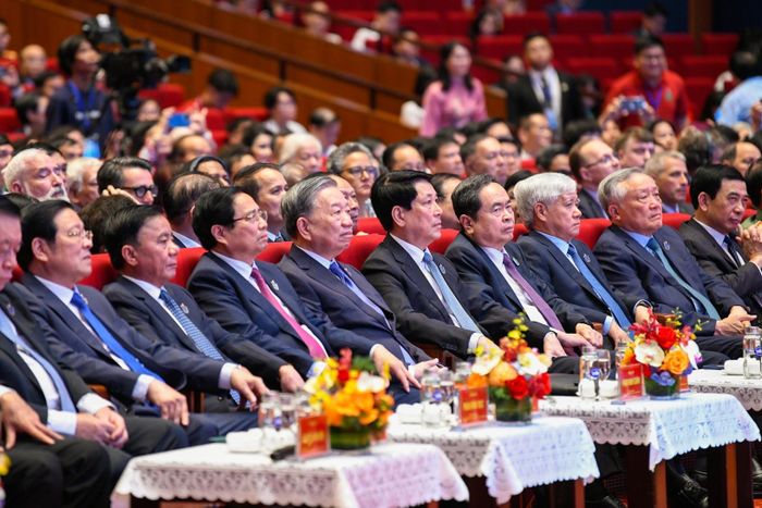 Đồng chí Tô Lâm - Tổng Bí thư tới dự, phát biểu chỉ đạo và đánh trống khai giảng năm học mới. Cùng dự có các đồng chí: Lương Cường - Chủ tịch nước; Phạm Minh Chính - Thủ tướng Chính phủ; Trần Thanh Mẫn - Chủ tịch Quốc hội; cùng các đồng chí lãnh đạo, nguyên lãnh đạo Đảng, Nhà nước tham dự lễ khai giảng năm học 2025-2026. Ảnh: baochinhphu.vn