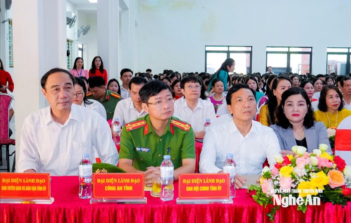 Lãnh đạo các sở, ban, ngành tỉnh Nghệ An dự lễ khai giảng. Ảnh: Phạm Bằng