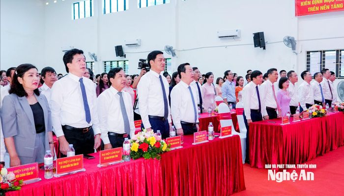 Các đồng chí lãnh đạo tỉnh Nghệ An và các thầy giáo, cô giáo, học sinh Trường THPT Dân tộc nội trú Nghệ An thực hiện nghi thức chào cờ. Ảnh: Phạm Bằng