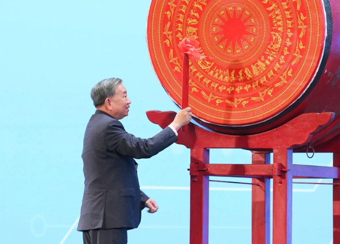 Tổng Bí thư Tô Lâm đánh trống khai giảng năm học 2025-2026, sáng 5/9. Ảnh: sggp.org.vn