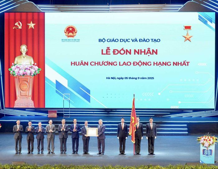 Tổng Bí thư Tô Lâm trao Huân chương Lao động hạng Nhất cho Bộ Giáo dục và Đào tạo. Ảnh: baochinhphu.vn