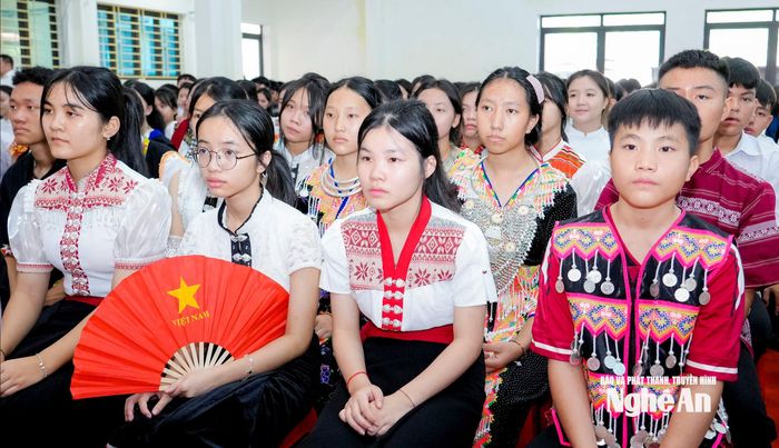 Các em học sinh Trường THPT Dân tộc nội trú Nghệ An tham dự lễ khai giảng năm học mới. Ảnh: Phạm Bằng