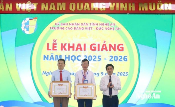 Tặng Bằng khen của UBND tỉnh cho 2 tập thể xuất sắc là phòng Tổ chức - Hành chính và khoa Điện, năm học 2024-2026. Ảnh: Thu Hương