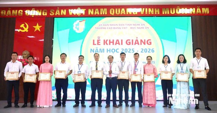 Tặng danh hiệu chiến sĩ thi đua cấp cơ sở cho các cán bộ, viên chức nhà trường hoàn thành xuất sắc năm học 2024-2025 Ảnh: Thu Hương