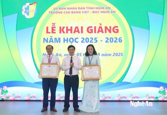 Tặng Bằng khen của UBND tỉnh cho Thầy Nguyễn Hữu Hằng - Hiệu trưởng và cô Hoa Cúc Hương - Phó trưởng khoa Khoa học cơ bản. Ảnh: Thu Hương