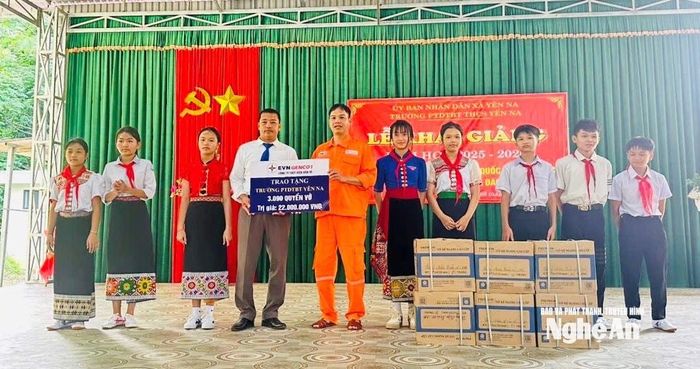 Công ty Thủy điện Bản Vẽ trao quà tại Trường PTDTBT THCS Yên Na. Ảnh: PV