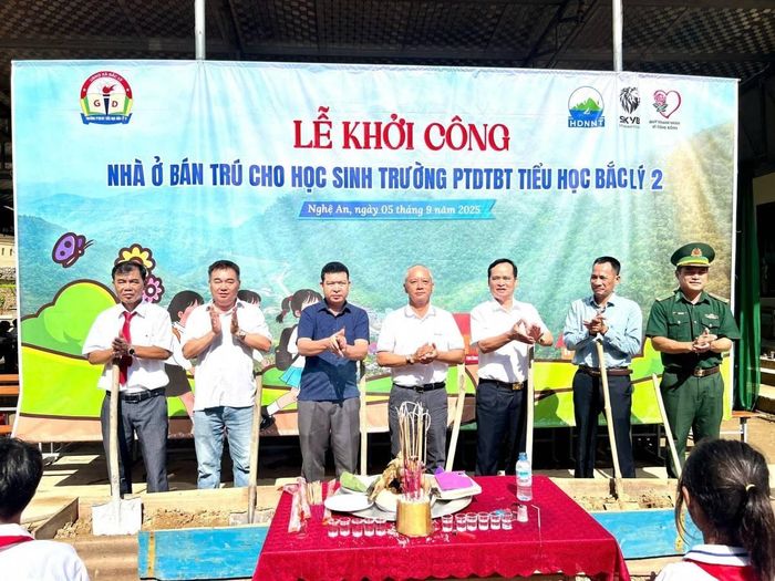 Hội Doanh nghiệp Nghệ Tĩnh tại TP. Hồ Chí Minh phối hợp cùng Văn phòng Kiểm toán Nhà nước và các đơn vị đồng hành đã trao tặng kinh phí 1 tỷ đồng để xây dựng 04 phòng ở bán trú cho học sinh Trường Phổ thông Dân tộc Bán trú Tiểu học Bắc Lý 2, xã Bắc Lý, huyện Kỳ Sơn (cũ).