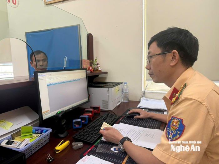 Cán bộ Phòng Cảnh sát giao thông Công an tỉnh Nghệ An trực hướng dẫn, hỗ trợ công dân nộp hồ sơ đầy đủ theo quy định trên nền tảng dịch vụ công. Ảnh: PV