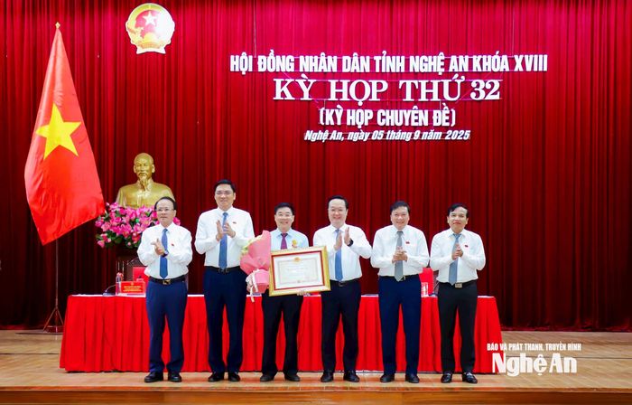 Các đồng chí Thường trực Tỉnh ủy, HĐND tỉnh chúc mừng, tri ân những đóng góp của đồng chí Nguyễn Văn Thông đối với Đảng bộ và tỉnh nhà. Ảnh: Thành Duy