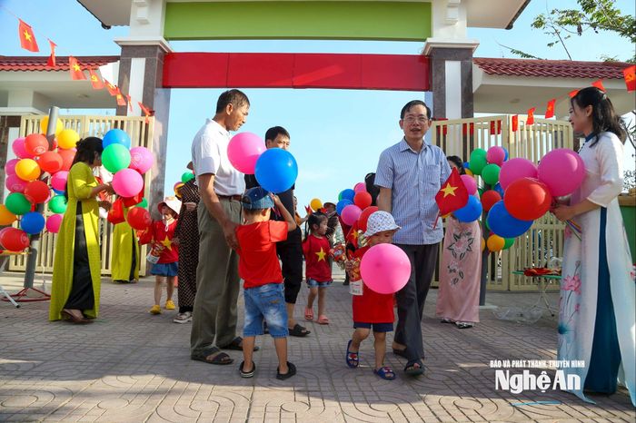 Lễ khai giảng của Trường Mầm non Nguyễn Huệ. Ảnh: Đình Tuyên
