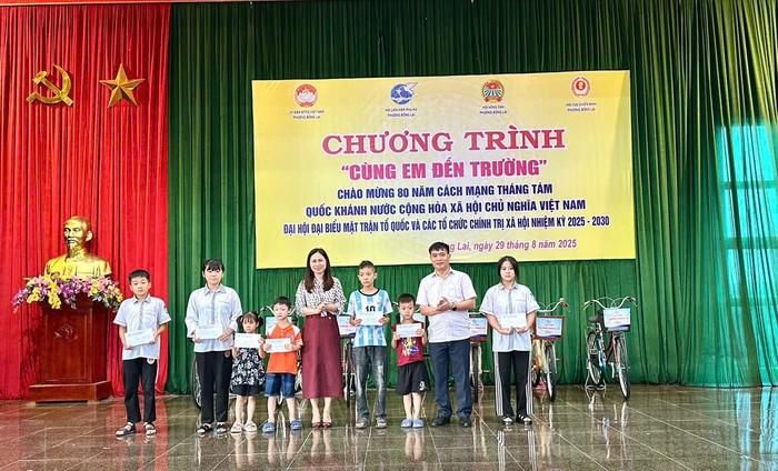 Hội LHPN phường Bồng Lai phối hợp trao tặng quà cho trẻ em đầu năm học mới.