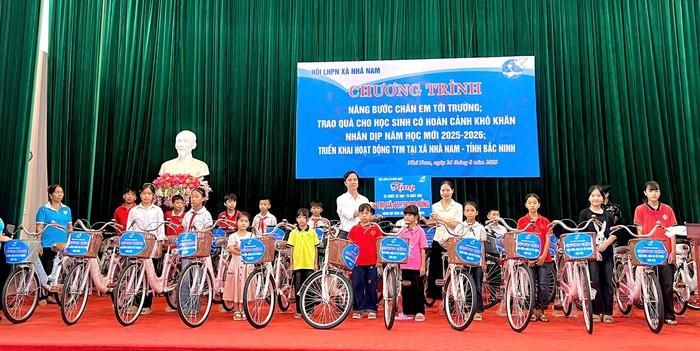 Hội LHPN xã Nhã Nam trao tặng xe đạp cho trẻ em có hoàn cảnh khó khăn.
