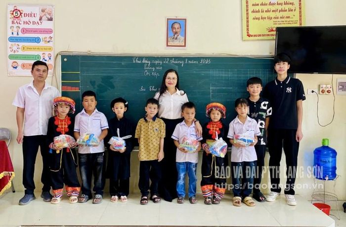 Các nhà hảo tâm trao quà cho học sinh Trường PTDT Bán trú Tiểu học và THCS Đoàn Kết nhân dịp đầu năm học 2025-2026