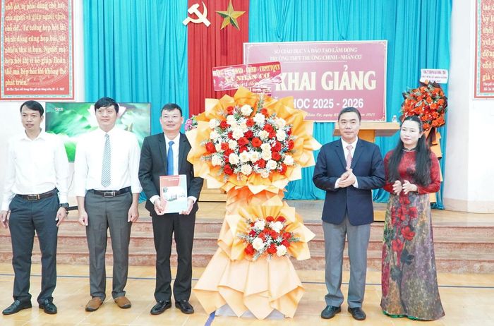 Lãnh đạo xã Nhân Cơ tặng hoa chúc mừng nhà trường