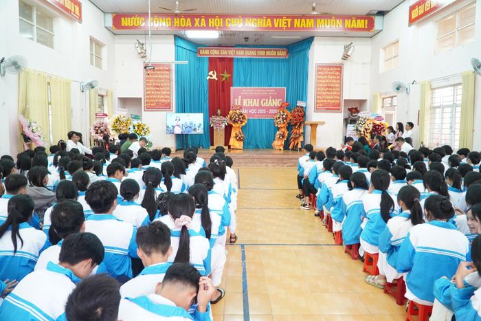 Lãnh đạo tỉnh, xã và cán bộ, giáo viên, học sinh theo dõi chương trình trực tuyến toàn quốc kỷ niệm 80 năm Ngày truyền thống ngành Giáo dục và Lễ khai giảng năm học mới