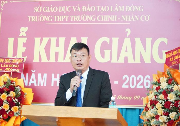 Ông Đào Công Hùng, Hiệu trưởng Trường THPT Trường Chinh - Nhân Cơ đọc Thư Chủ tịch nước nhân ngày khai giảng năm học 2025 - 2026