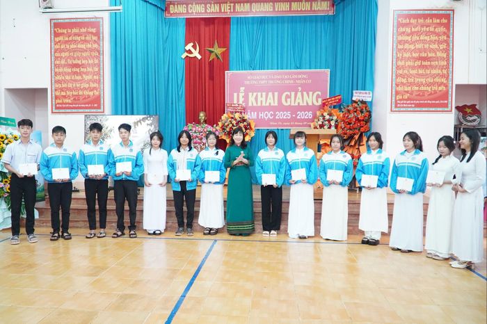 Đồng chí Hà Thị Hạnh trao học bổng cho các em học sinh vượt khó học giỏi