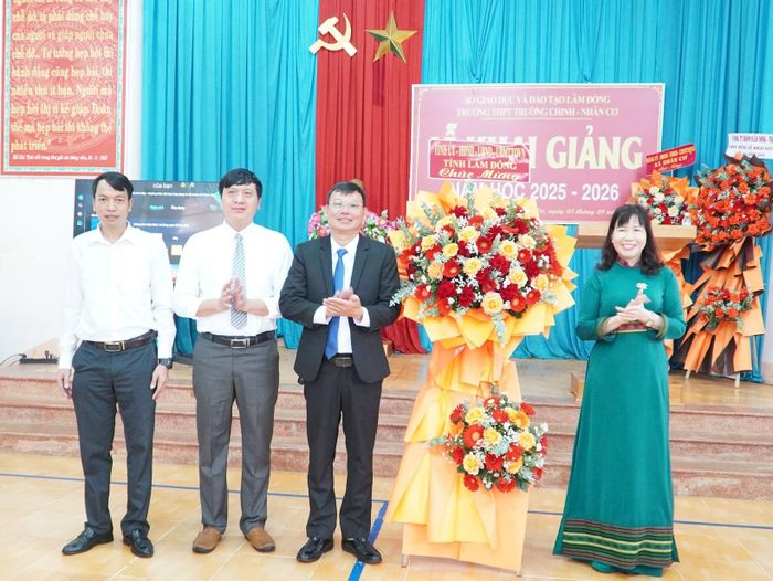 Thay mặt Tỉnh ủy, HĐND, UBND, Ủy ban MTTQ Việt Nam tỉnh, đồng chí Hà Thị Hạnh tặng lẵng hoa chúc mừng nhà trường